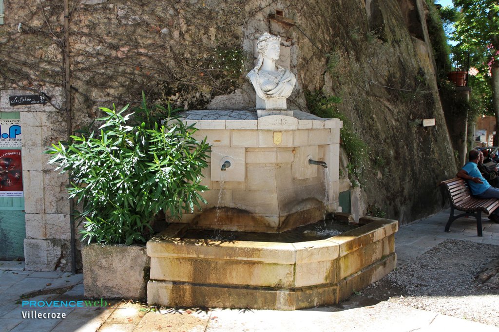 Fontaine à Villecroze.