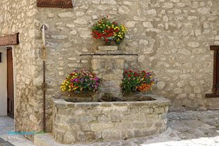 Allos, fountain