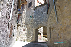 Annot, ruelle dans le village