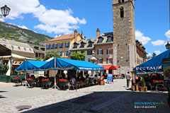 Barcelonnette, main square and restaurants terraces