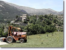 Blieux, tracteur dans un champs