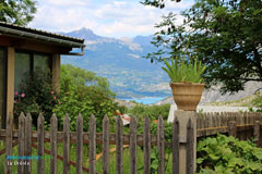 La Bréole, jardin avec vue sur le Lac de Serre Ponçon