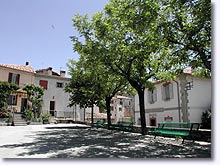 Castellet les Sausses, place du village