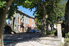 Cereste, street and fountain