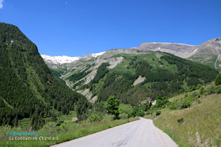 La Condamine-Châtelard, route vers la montagne