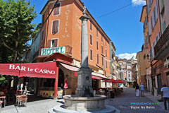Digne les Bains, fontaine et terrasse Digne les Bains, fontaine et terrasse