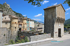Entrevaux, porte du village avec pont-levis Entrevaux, porte du village avec pont-levis
