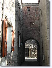 La Garde, vaulted passageway