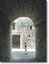 La Garde, vaulted passageway