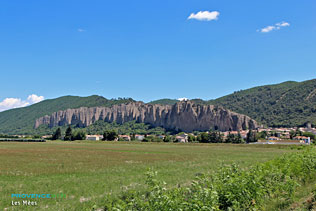 Les Mées, le village et ses pénitents. Photos HD