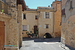 Mallefougasse, maisons et portes typiques