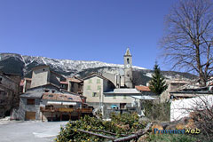 Méailles, village clocher et sommets enneigés