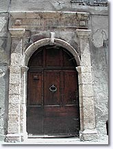 Mézel, porte ancienne