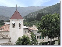 Mirabeau, village, clocher et paysage