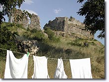 Mison, ruines du château dominant le village