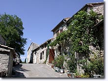 Montfuron, rue dans le village