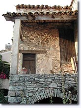 Montsalier, maison en pierre et son porche