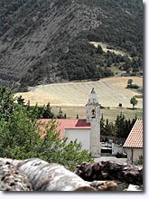 Piégut, clocher et paysage de montagne Piégut, clocher et paysage de montagne