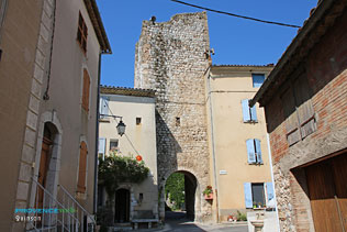 Quinson, tour et porte du Vieux Quinson