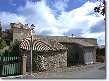 Saumane, houses
