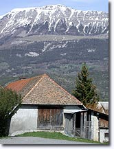 Selonnet, maison avec vue sur la montagne enneigée