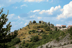 Sigoyer, le château dominant le village