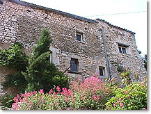 Simiane la Rotonde, maison en pierre