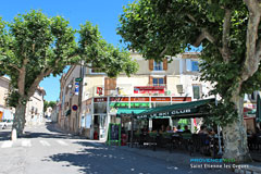 Saint Etienne les Orgues, terrasse du restaurant