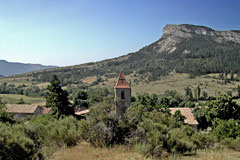 Saint Geniez, village sous le rocher Saint Geniez, village sous le rocher