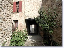 Saint Julien d'Asse, maison et passage voûté Saint Julien d'Asse, maison et passage voûté