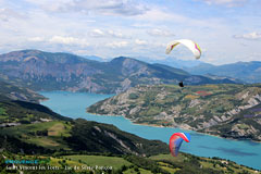 Saint Vincent les Forts, deltaplanes au-dessus du lac de Serre-Ponçon