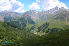 Uvernet Fours, route de montagne vers le col d'Allos Uvernet Fours, route de montagne vers le col d'Allos