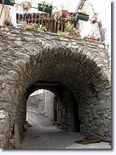 Vaumeilh, vaulted passageway