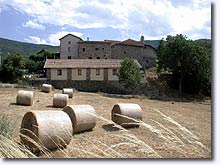 Venterol, ferme et ballots de foin