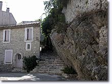 Villemus, maison et rocher