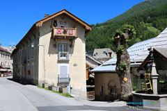 Aiguilles, maison typique Aiguilles, maison typique