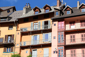 Briançon, façades et balcons typiques