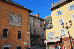 Briançon, façades et cadran solaire