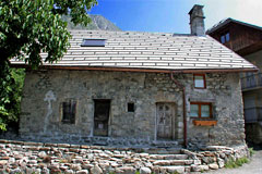 La Chapelle en Valgaudemar, vieille maison en pierres La Chapelle en Valgaudemar, vieille maison en pierres