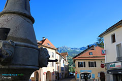 Chorges, fontaine, rues et montagne