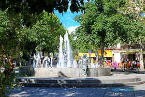 Gap, fountain and cafe terraces