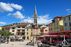 Gap, place avec fontaine et terrasses Gap, place avec fontaine et terrasses