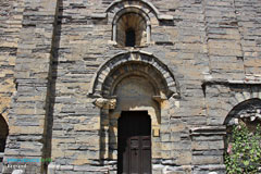 Lagrand, porte de l'église Notre-Dame de la Nativité Lagrand, porte de l'église Notre-Dame de la Nativité