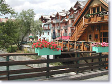 Serre-Chevalier, chalets et balcons fleuris