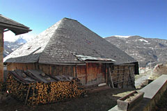 Les Orres, chalet typique avec son ras de bois Les Orres, chalet typique avec son ras de bois