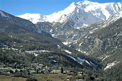 Les Orres, le village dans la montagne enneigée Les Orres, le village dans la montagne enneigée