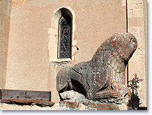 Les Orres, statue devant l'église Les Orres, statue devant l'église