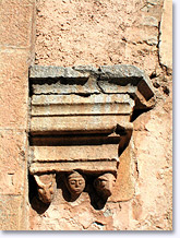 Les Orres, Les Orres, détail de la façade de l'église