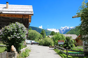 Molines en Queyras, street and mountain landscape