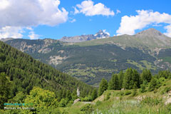 Molines en Queyras, montagne avec demoiselle coiffée